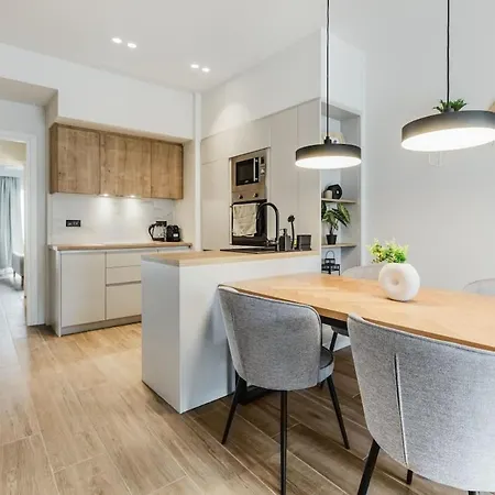 Bask - Glamorous 2 Bedroom In